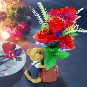 Creative bear resin ornament with red roses for romantic Valentine table decoration