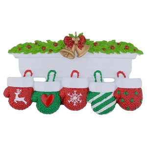 Détail de suspension de Noël en résine pour famille de 5 avec motifs festifs