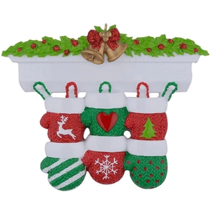 Décoration de Noël en résine avec six gants colorés et détails festifs de houx et cloche