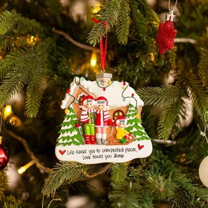 Détail d'une décoration de famille de bonhommes de neige suspendue au sapin de Noël