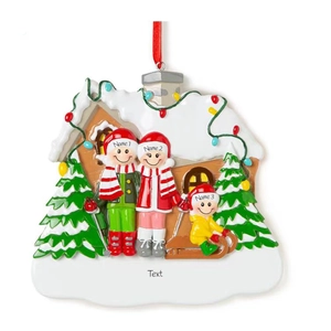 Décoration de Noël personnalisée en résine avec famille bonhomme de neige et sapins