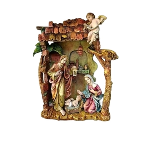 Figurine de crèche de Noël avec la Sainte Famille et un ange dans une étable décorée