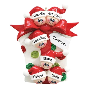 Pendentif cadeau de Noël avec 6 membres de la famille et grand nœud rouge décoratif