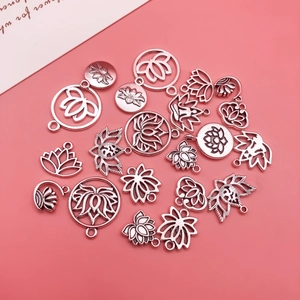 Λεπτομερής λήψη από ασημένια μενταγιόν λωτού και στοιχεία κράματος σε ροζ φόντο