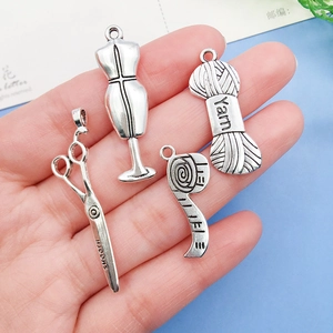 Set di quattro ciondoli da cucito vintage in lega d'argento con forbici e metro