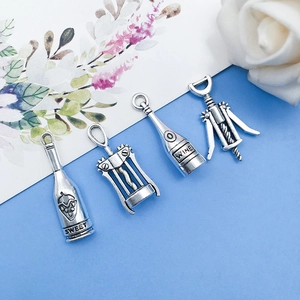 Gros plan de pendentifs bouteille de vin et tire-bouchon en alliage pour bijoux DIY
