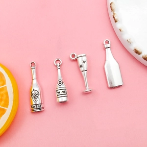 Détail de quatre pendentifs de vin en argent vintage pour la création de bijoux DIY