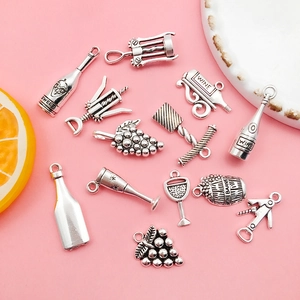 Pendentifs vintage en argent sur le thème du vin, bouteilles et verres inclus