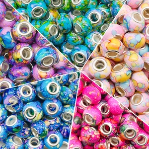 Macro-opname van kleurrijke keramische kralen met zilveren kern voor DIY-armbanden