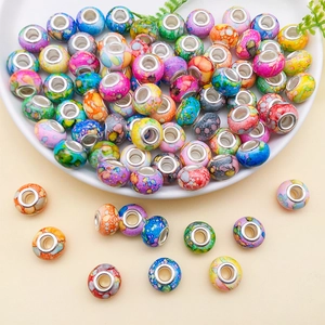 Detailopname van kleurrijke inktbeschilderde kralen voor DIY armbanden maken