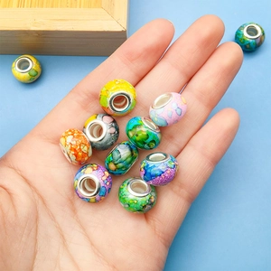 Detailopname van kleurrijke handbeschilderde glazen kralen voor DIY armbanden