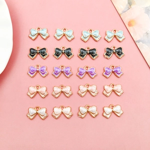Flache Darstellung bunter Emaille-Schleifen-Anhänger mit Goldrand für DIY-Schmuck