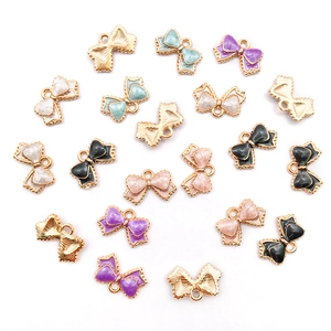 Bunte Schleifenanhänger für DIY-Schmuck in verschiedenen Pastell-Öltropfen-Finishes