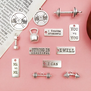 Set di ciondoli fitness in argento con manubri e targhette metalliche motivazionali
