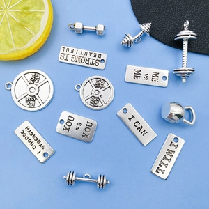 Portachiavi fitness in argento con manubri e targhette motivazionali incise al laser