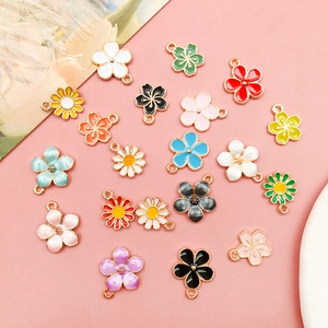 Detailansicht der bunten Emaille Kirschblüten und Gänseblümchen Anhänger für DIY Schmuck