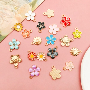 Makroansicht bunter Kirschblüten und Gänseblümchen Anhänger für DIY Schmuckherstellung