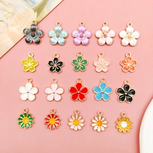 Sortierte Kirschblüten und Gänseblümchen Emaille-Anhänger für DIY-Schmuck mit Goldrand