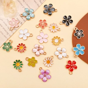 Flachbild von bunten Emaille-Kirschblüten- und Gänseblümchen-Anhängern für DIY-Schmuck