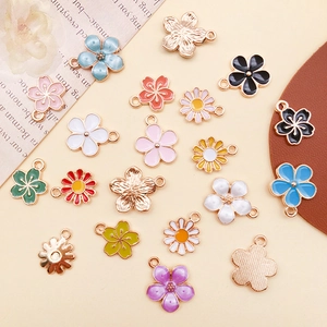 Detailansicht bunter Emaille-Blumenanhänger und Gänseblümchen für DIY-Schmuck
