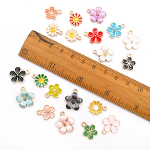 Bunte Emaille-Blumenanhänger und Kirschblüten für DIY-Schmuck mit Maßstab-Anzeige