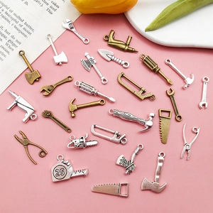 Miniatur-Werkzeuganhänger aus Silber und Bronze für DIY-Schmuck mit Zangen und Sägen