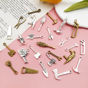 Makroaufnahme von verschiedenen silbernen und bronzenen Legierungswerkzeugen für DIY-Schmuck