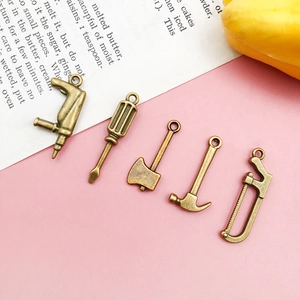 Set mit 5 Vintage-Bronze-Mini-Werkzeuganhängern wie Hammer und Säge für DIY-Schmuckzubehör
