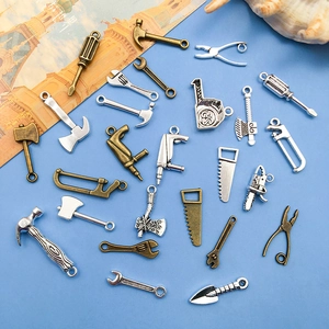 Flachbild von antiken Bronze- und Silberlegierung-Miniatur-Werkzeuganhängern auf Blau