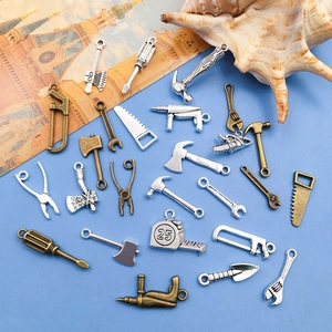 Makrofoto von Miniatur-Werkzeuganhängern aus Legierung für DIY-Schmuck und Schlüsselanhänger