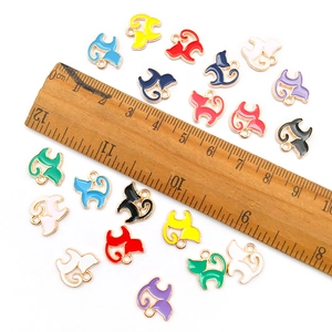 Bunte Emaille-Katzenanhänger aus Legierung für DIY-Schmuck auf weißem Hintergrund