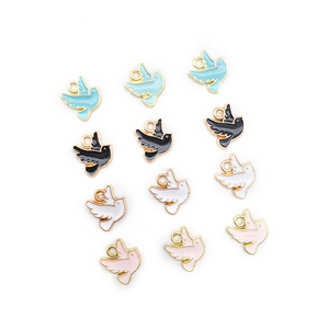 Vue détaillée de breloques pigeon colorées en alliage avec émail pour création de bijoux