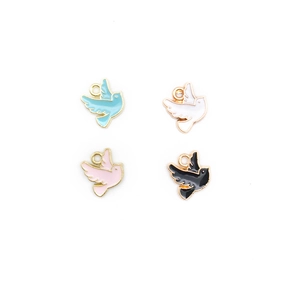 Détail des pendentifs oiseaux de 10x10mm en alliage bleu clair, blanc, rose et noir