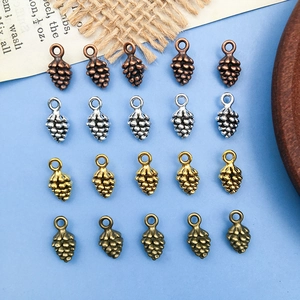 Détail de breloques pommes de pin en métal doré, argenté et bronze pour bijoux DIY