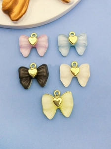Cinq breloques nœuds de couleurs avec cœur doré pour création de bijoux DIY