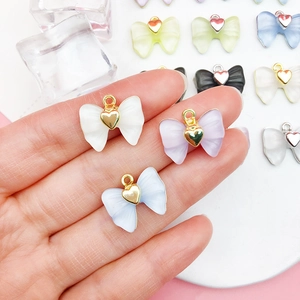 Pendentifs nœuds en acrylique colorés avec centres en métal pour création de bijoux DIY