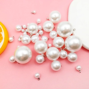 Colgantes de perlas blancas redondas de varios tamaños con tapas de metal plateado