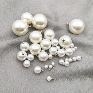 Colgantes de perlas redondas blancas con cierres metálicos para joyería artesanal