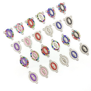 Macro-detail van ovale Maagd Maria hangers met kleurrijk emaille en glanzende strass