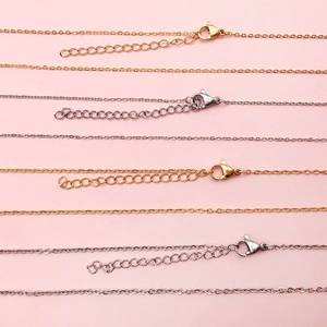 Detailansicht goldener und silberner Edelstahl-Halsketten mit Karabinerverschluss und Verlängerung