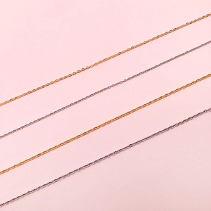 Details von vier Edelstahlketten in Gold und Silber für die Schmuckherstellung