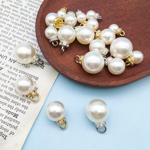Makroansicht von KC-Gold- und Silberanhängern mit Strasssteinen und Perlen für DIY-Schmuck