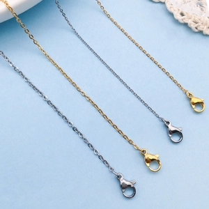 Detail von Gold- und Silber-Edelstahlketten mit Karabinerverschlüssen für Schmuck DIY