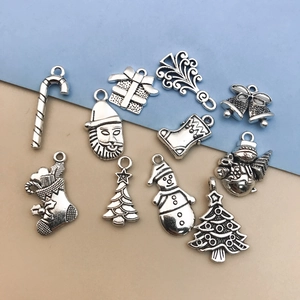 Detalle macro de colgantes de Navidad de aleación de plata vintage para bisutería DIY