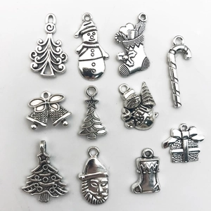 Detalle de 11 dijes navideños de aleación de plata con árboles y muñecos de nieve