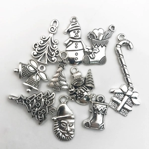 Detalle de dijes navideños de aleación de plata para la creación de joyas artesanales
