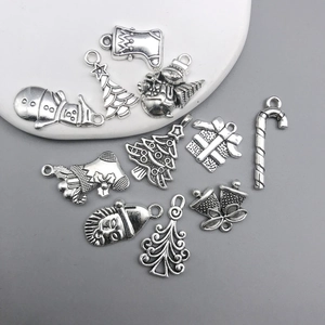 Vista macro de dijes navideños de aleación de plata vintage con copos y renos