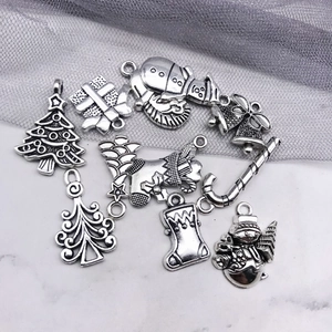 Vista detallada de 9 dijes navideños de plata vintage para creación de joyas DIY