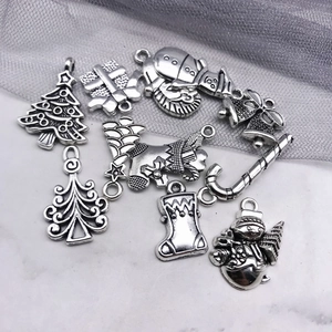 Detalle de dijes navideños de aleación de plata antigua para hacer joyas y artesanías