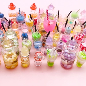 Assortimento di ciondoli mini in resina per gioielli fai-da-te e accessori per bambole